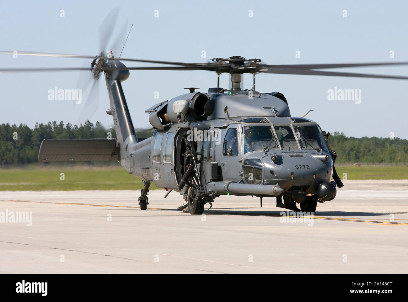 Un HH-60G allanar Hawk helicóptero equipado con GAU-18/A .50 Caliber ametralladoras. Foto de stock