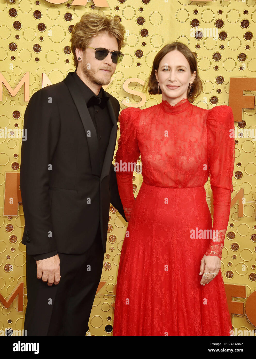 LOS ANGELES, CA - 22 DE SEPTIEMBRE: Renn Hawkey y Vera Farmiga asistir a la 71ª Premios Emmy en Microsoft Theatre el 22 de septiembre de 2019 en Los Angeles, California. Foto de stock