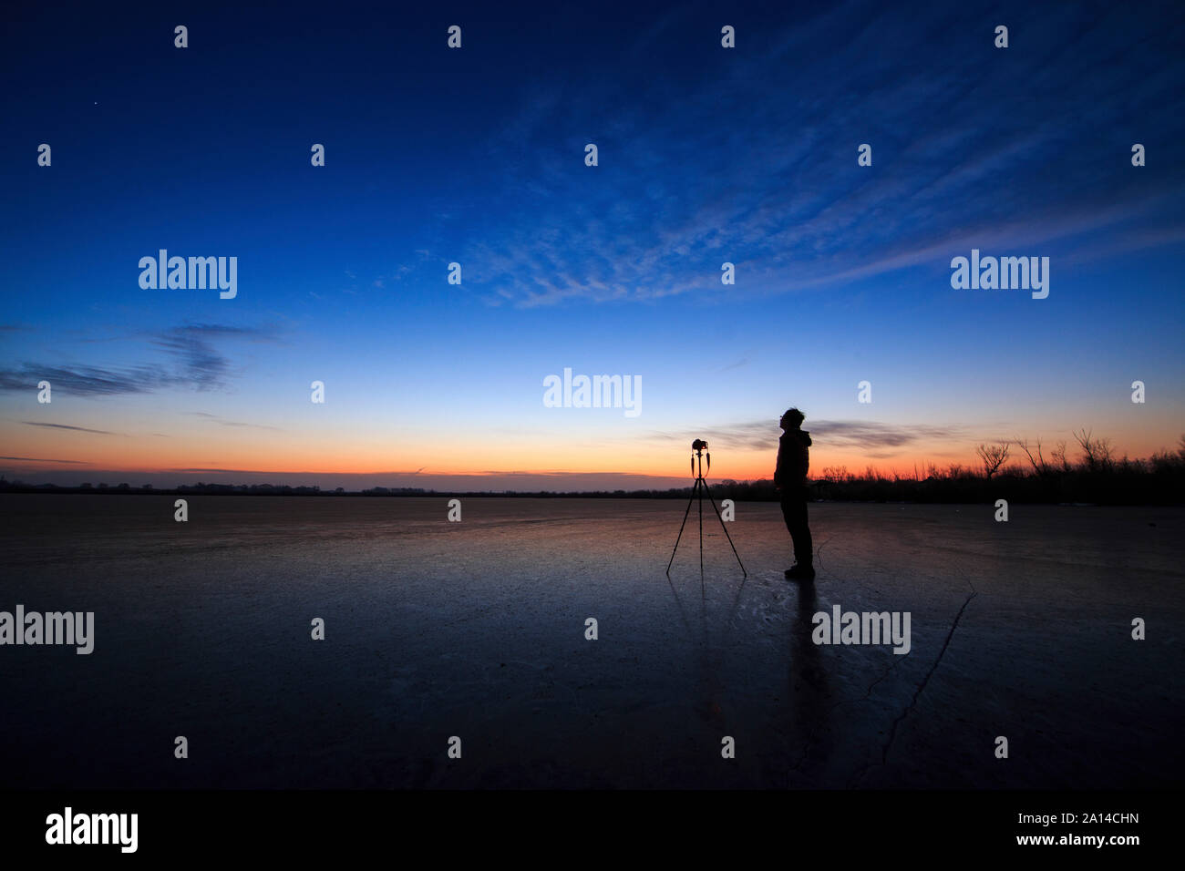 Un asrophotographer capturando el crepúsculo matutino en Mongolia Interior, China. Foto de stock