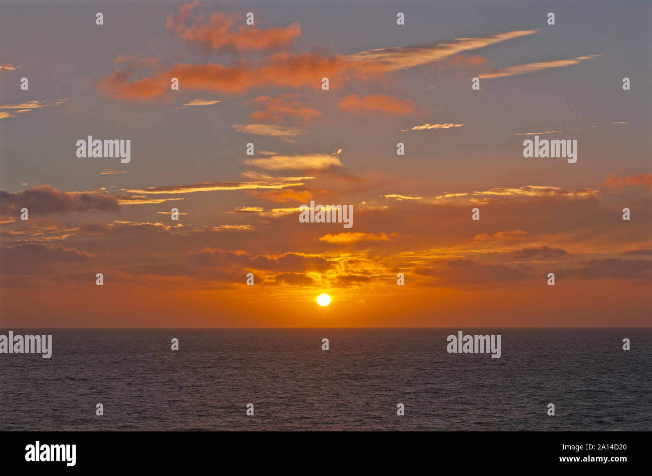Los detalles de las nubes al atardecer sobre el Canal Inglés Foto de stock