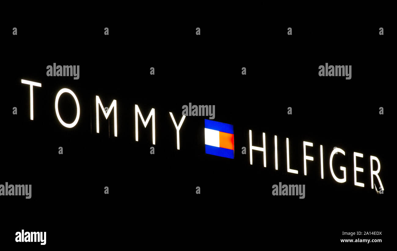 tenga en cuenta Frustrante mediodía Tommy Hilfiger americano ropa premium company Logo visto en Gotemburgo  Fotografía de stock - Alamy