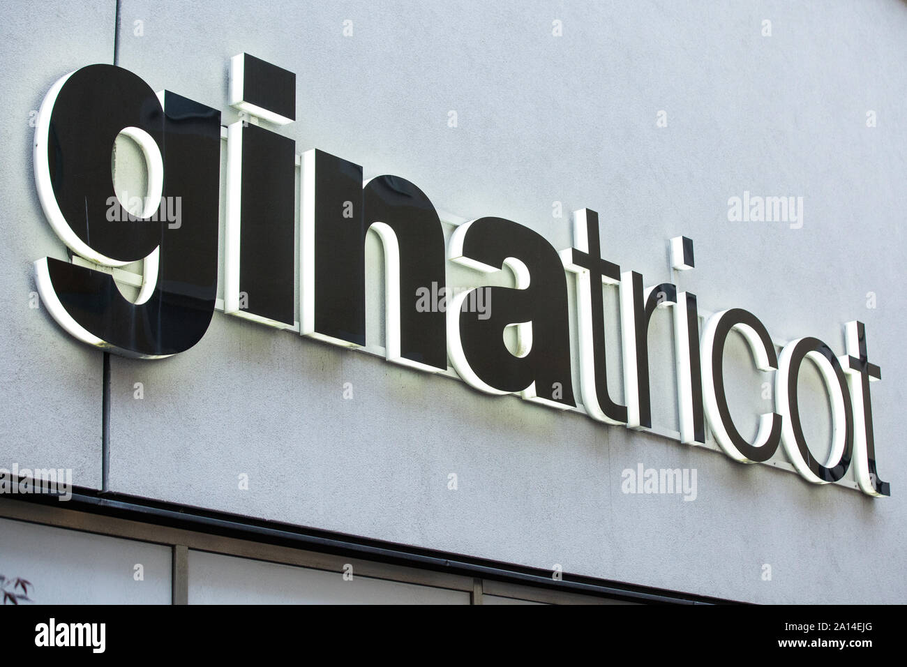Gina Tricot logo visto en Gotemburgo. La cadena de moda Sueca que vende las  últimas tendencias para las mujeres en más de 30 países Fotografía de stock  - Alamy