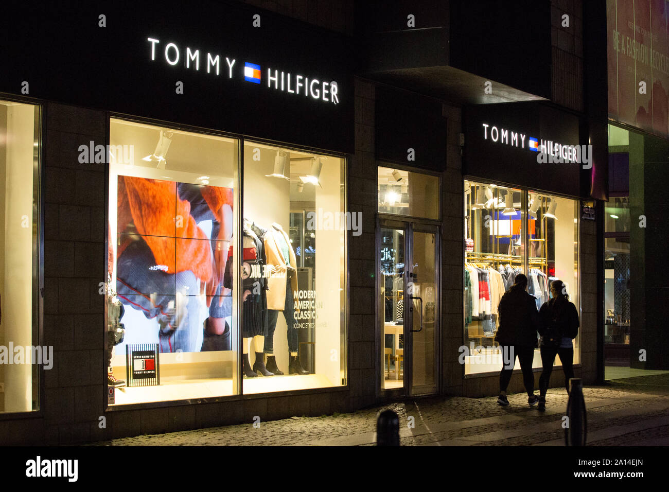 Tommy Hilfiger americano ropa premium company Logo visto en Gotemburgo  Fotografía de stock - Alamy