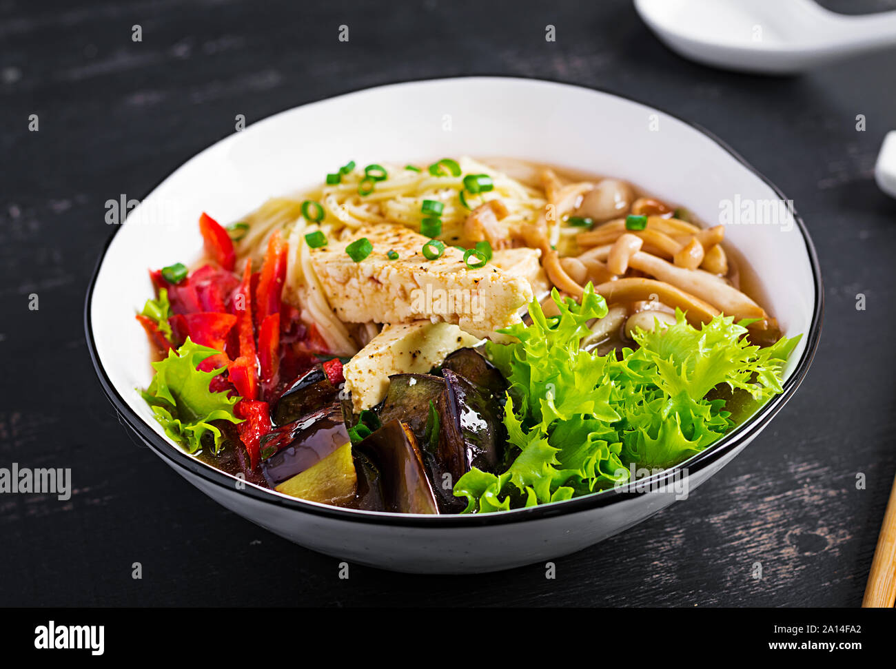 Ramen cuenco con setas shiitake. Sopa de fideos asiáticos Ramen con setas,  versión vegetariana y vegana Fotografía de stock - Alamy