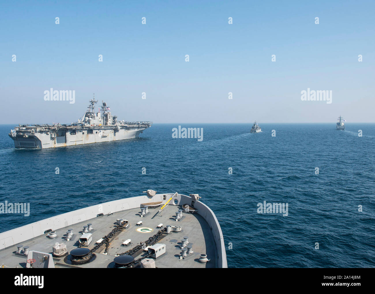 USS Green Bay está en marcha con el buque de asalto USS Bonhomme Richard y buques de la armada de Corea. Foto de stock