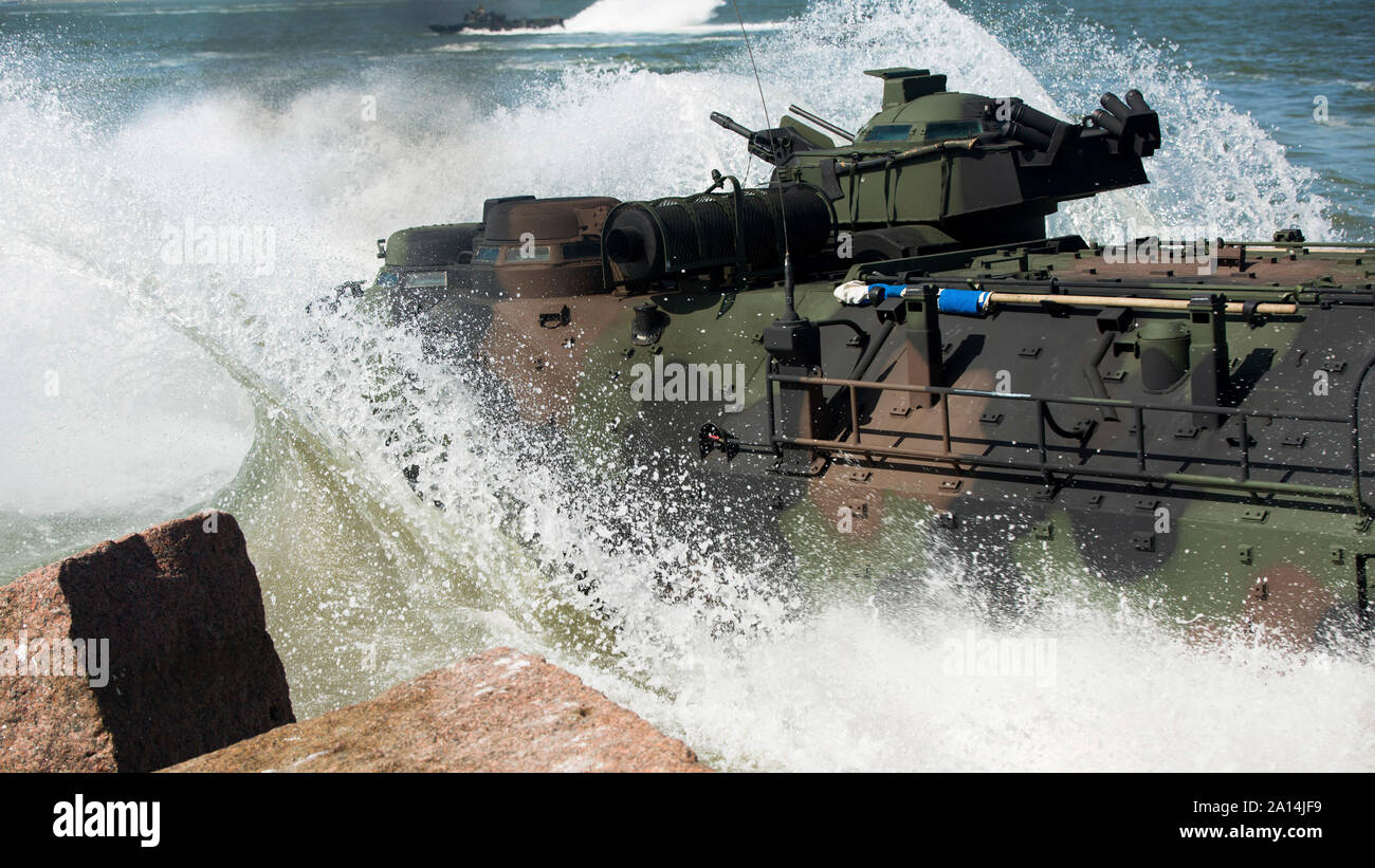 Unidad de Infantería de Marina de EE.UU. un asalto anfibio de la tierra hacia el agua. Foto de stock