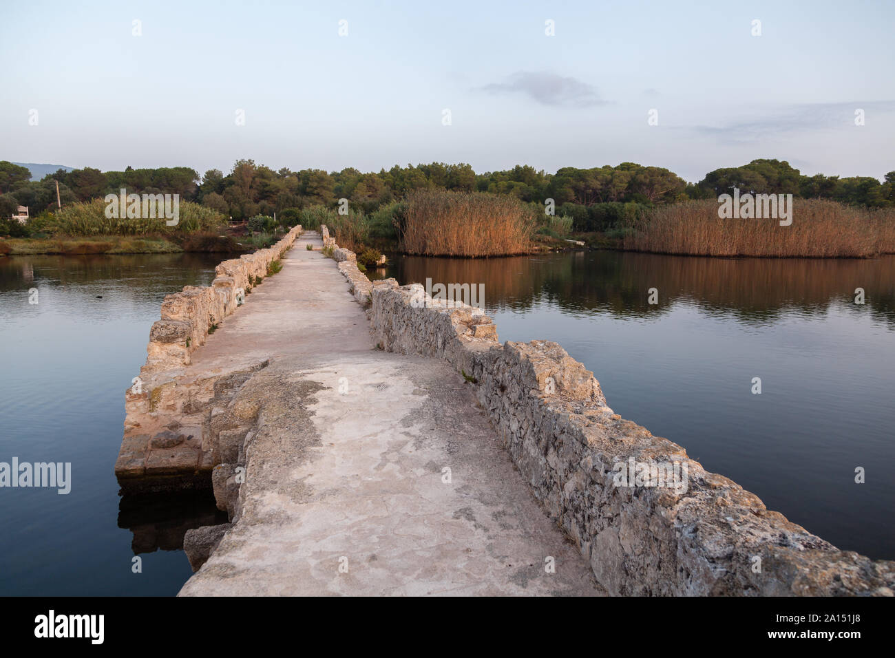 Puente romano sobre el río calich, en el norte de Cerdeña Foto de stock