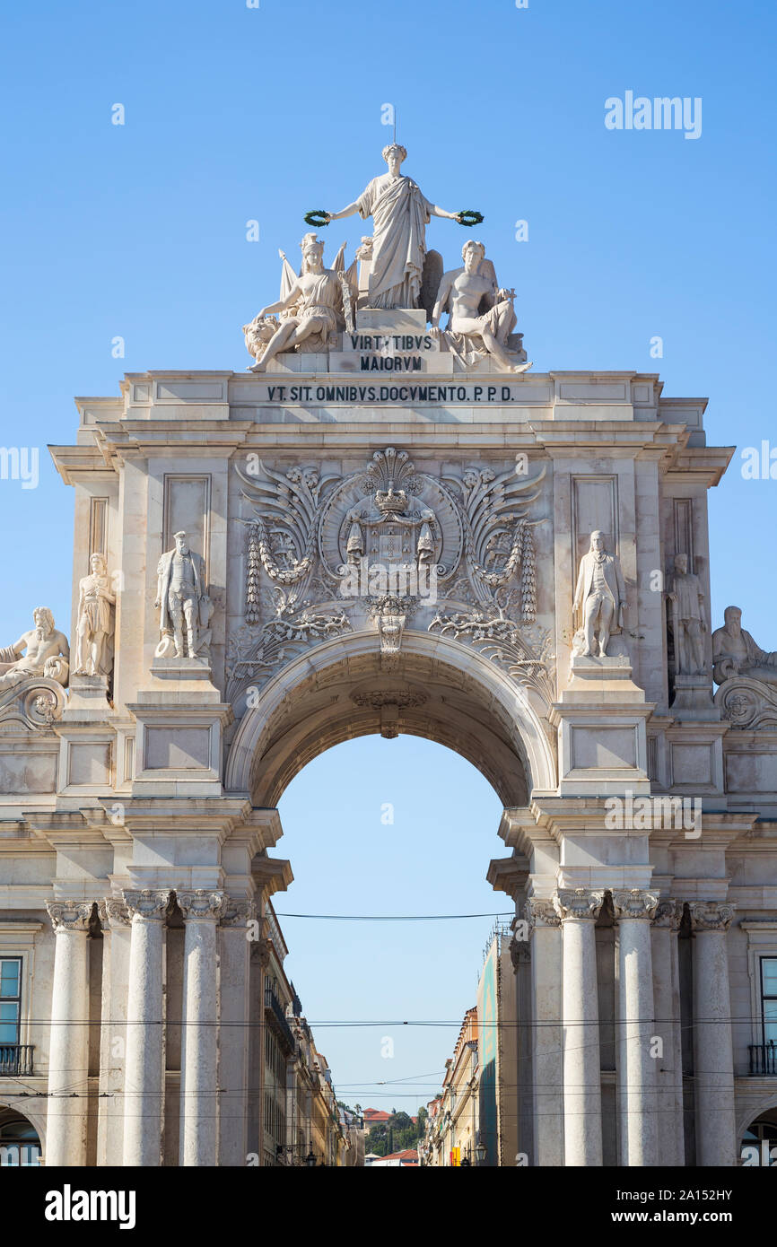 El siglo XVIII Arco da Rua Augusta, arco triunfal pasarela, en el distrito de Baixa en Lisboa