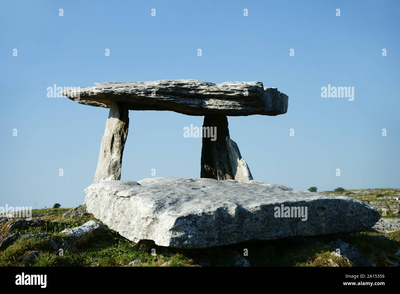 Pulnabrone Dolmen megalítico, el Burren, Condado de Clare, Irlanda Foto de stock