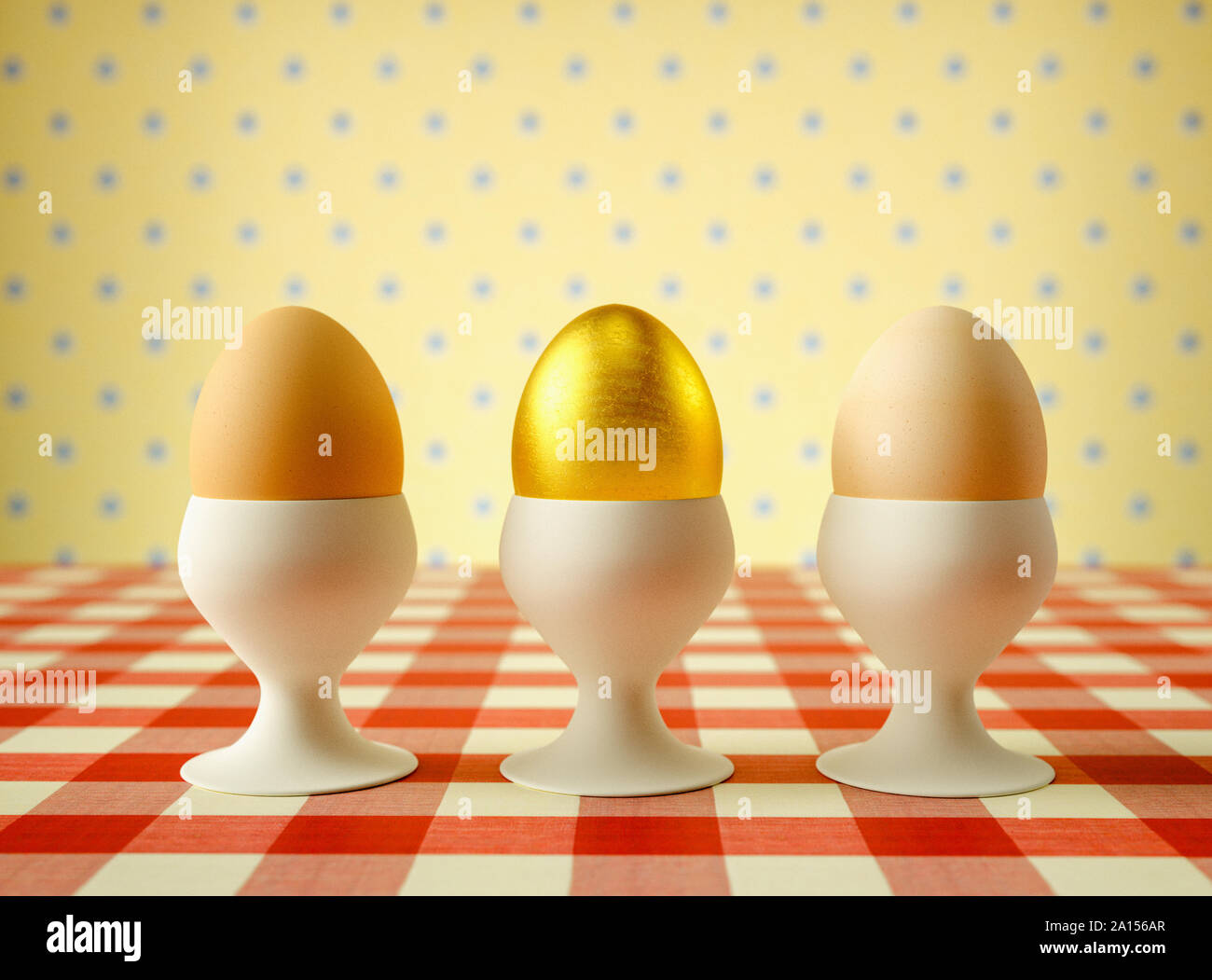 Fila de huevos en tazas de huevo con un huevo de oro Foto de stock