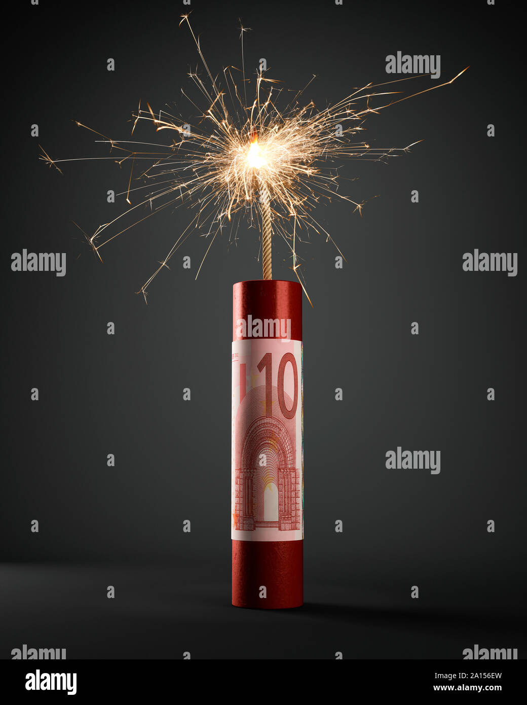 Cartucho de dinamita con billetes de 10 euros, mecha y quemando Foto de stock