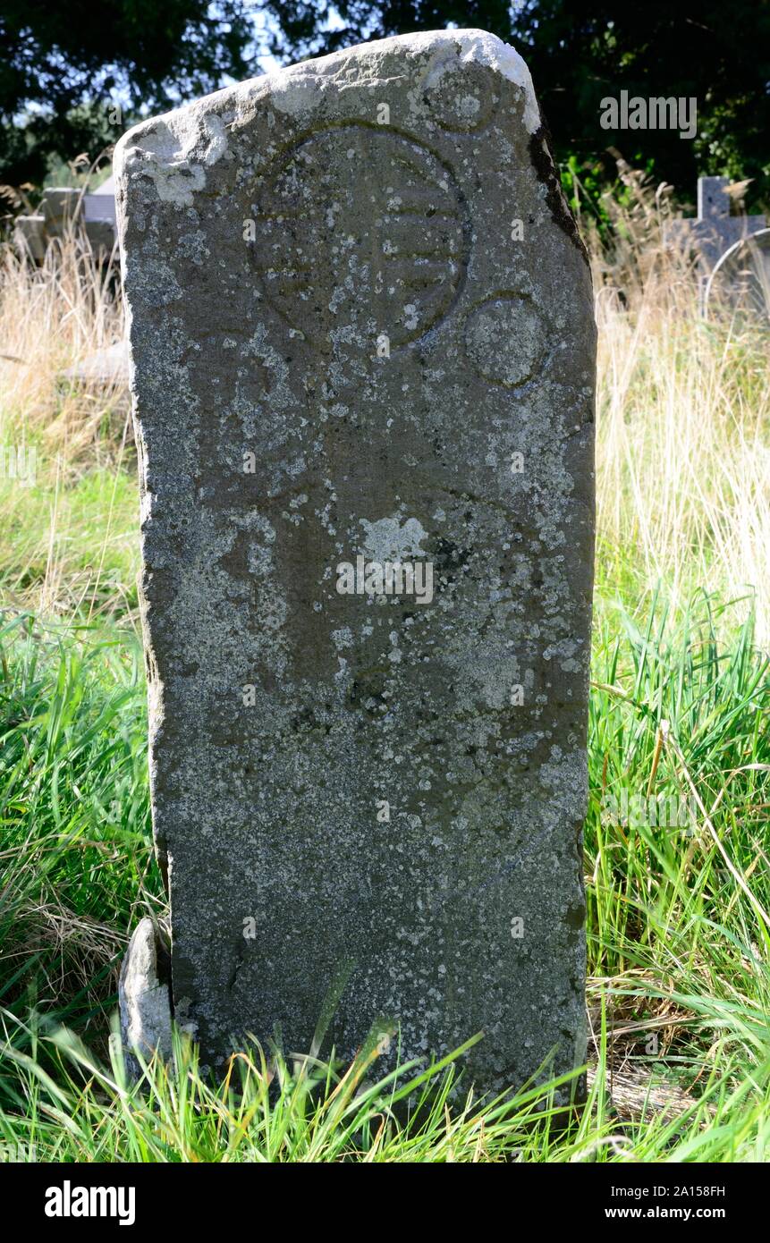 Pilar cristiana primitiva de piedra con dos cruces tipo anillo Tallas esculpidas que data de la 7ª-9ª siglo EC Llanspyddid Iglesia Gales Powys Foto de stock