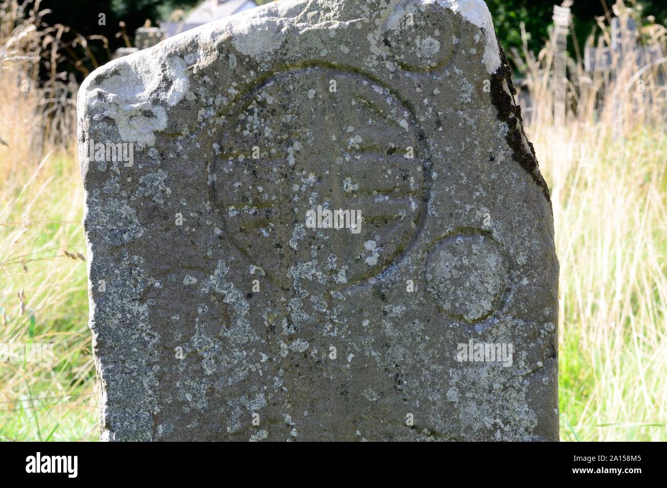 Pilar cristiana primitiva de piedra con dos cruces tipo anillo Tallas esculpidas que data de la 7ª-9ª siglo EC Llanspyddid Iglesia Gales Powys Foto de stock