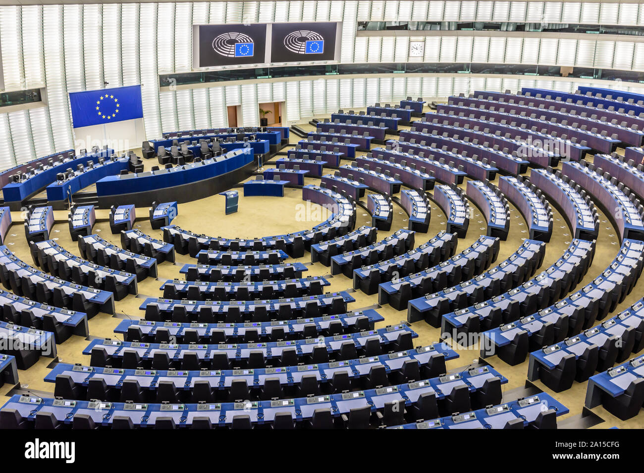 Vista general del hemiciclo del Parlamento Europeo en Bruselas, Bélgica, con la bandera de la Unión Europea sobre el escritorio del presidente. Foto de stock