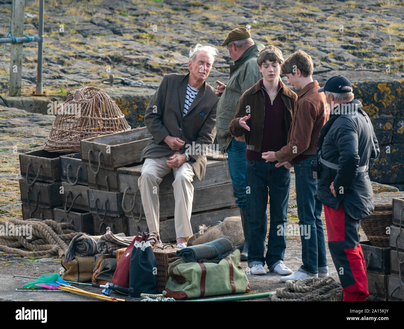 22 de septiembre de 2019. Keiss Harbour, Highlands, Escocia, Reino Unido. Esta es una escena de la filmación de la corona re el Lord Mountbatten asesinato en Irlanda. Foto de stock