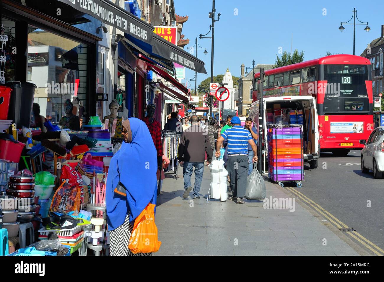 Tiendas y puestos ocupados en South Road Southall en el oeste de Londres Inglaterra Foto de stock