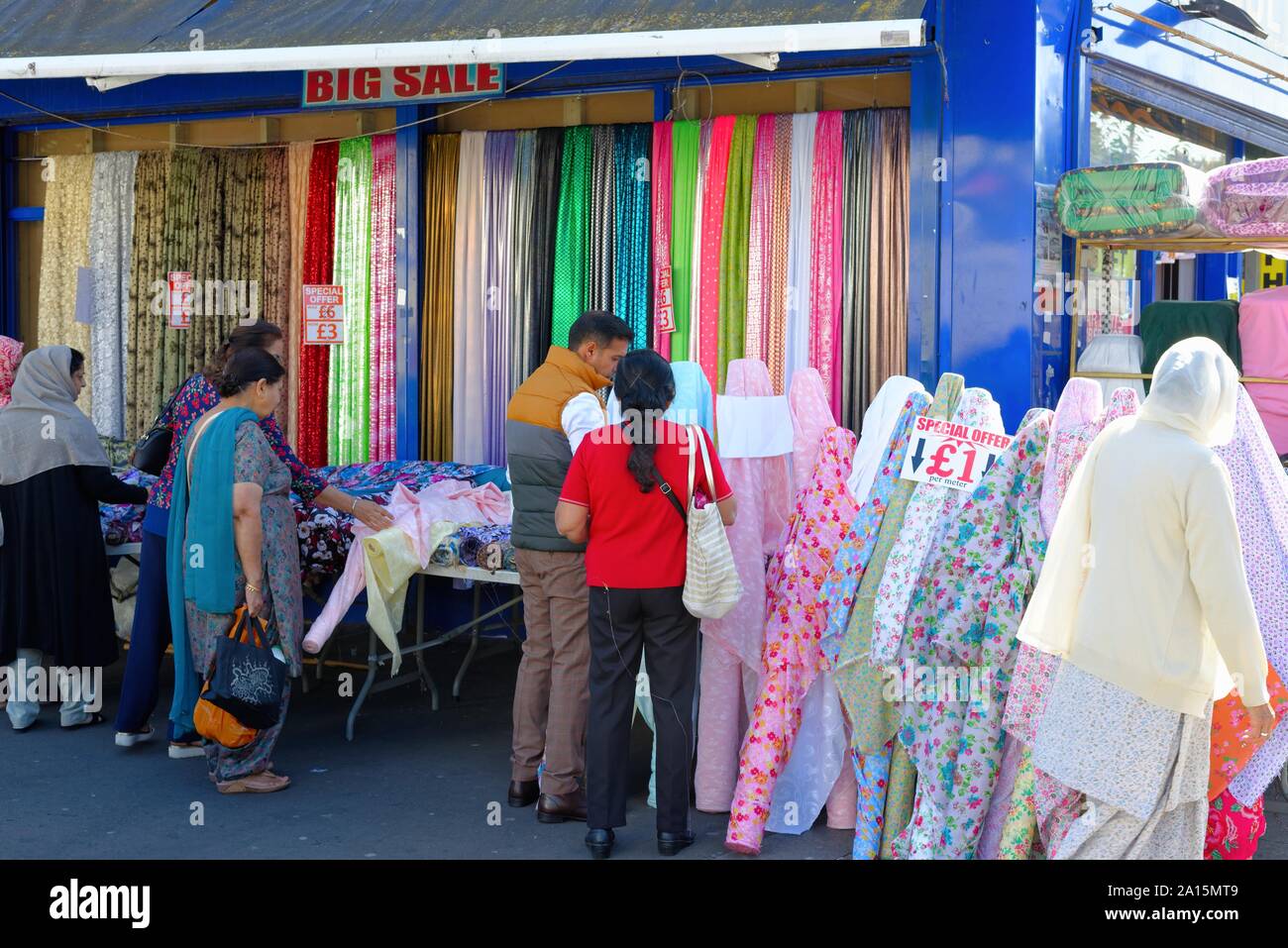 Exterior de una colorida tienda material indio en South Road Southall en el oeste de Londres Inglaterra Foto de stock