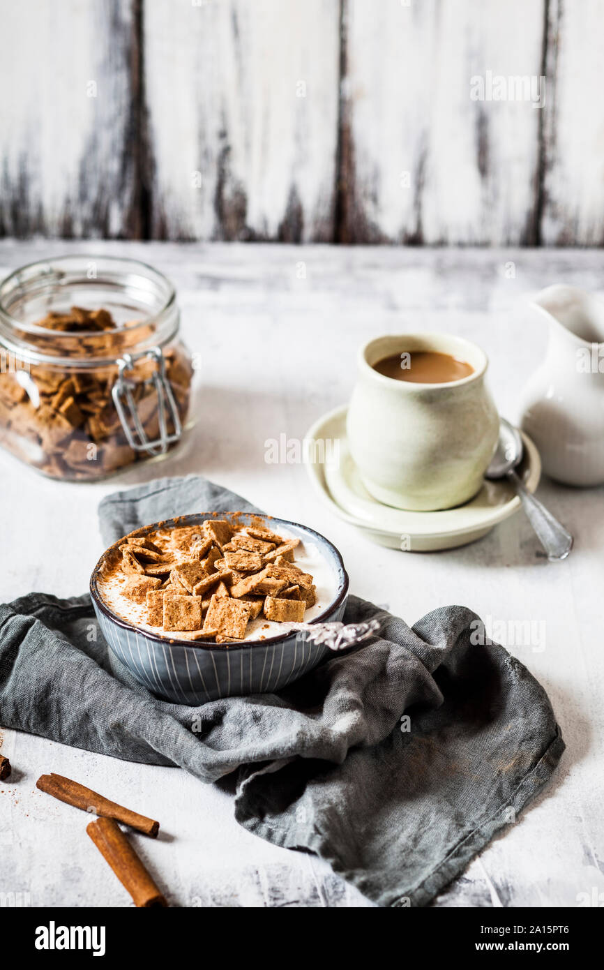 Close-up de dulce Canela horneados caseros cereales con yogur en el tazón en la mesa Foto de stock