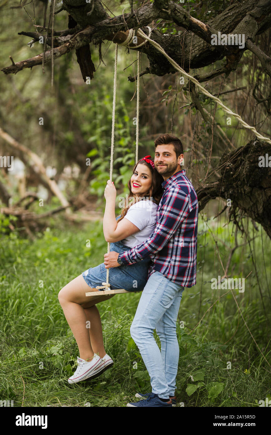 Mujer joven con mi novio en un columpio en la naturaleza Fotografía de  stock - Alamy
