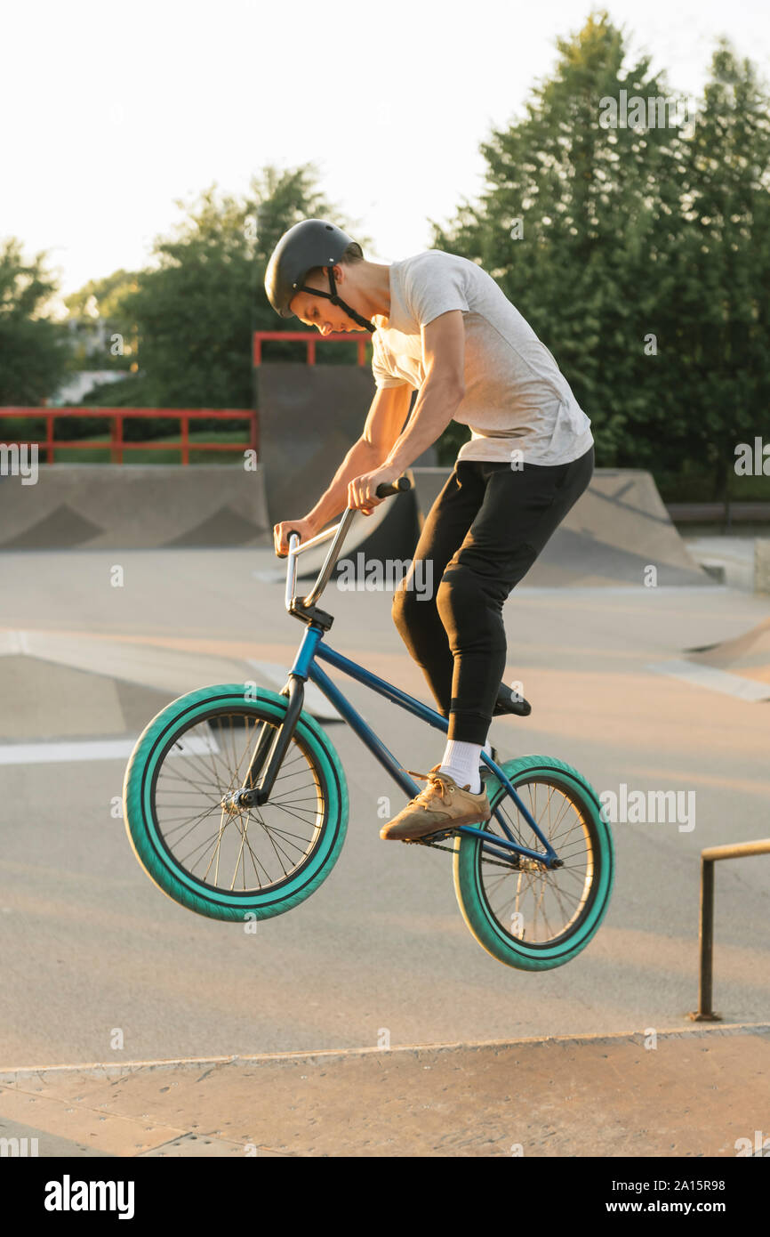 Joven montando en bicicleta BMX skatepark Fotografía de stock - Alamy