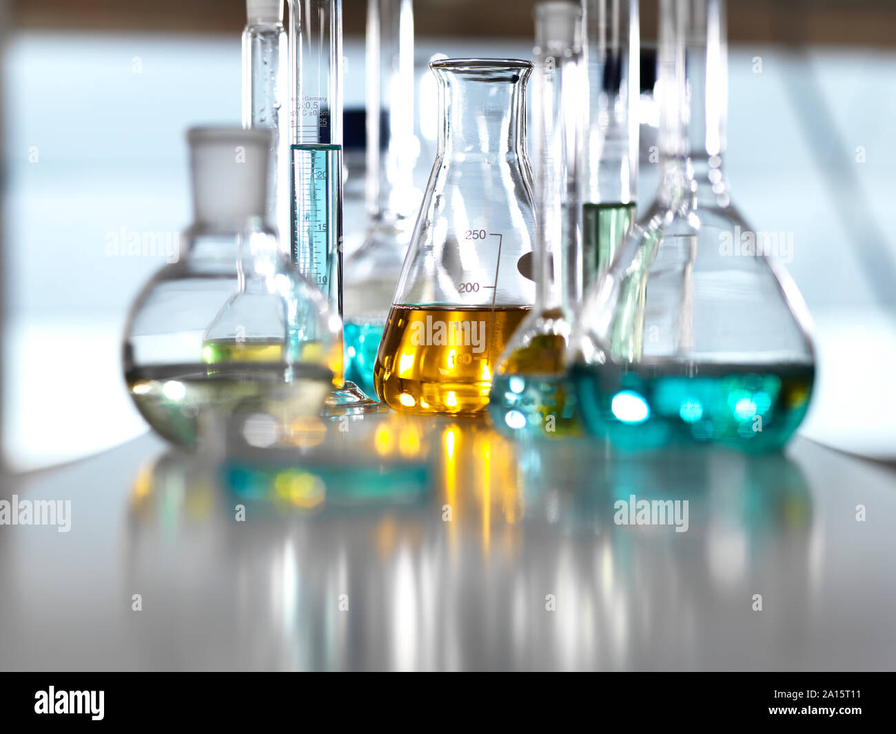 La investigación química, una amplia gama de fórmulas químicas desarrolladas en el laboratorio para la investigación de nuevos productos Foto de stock