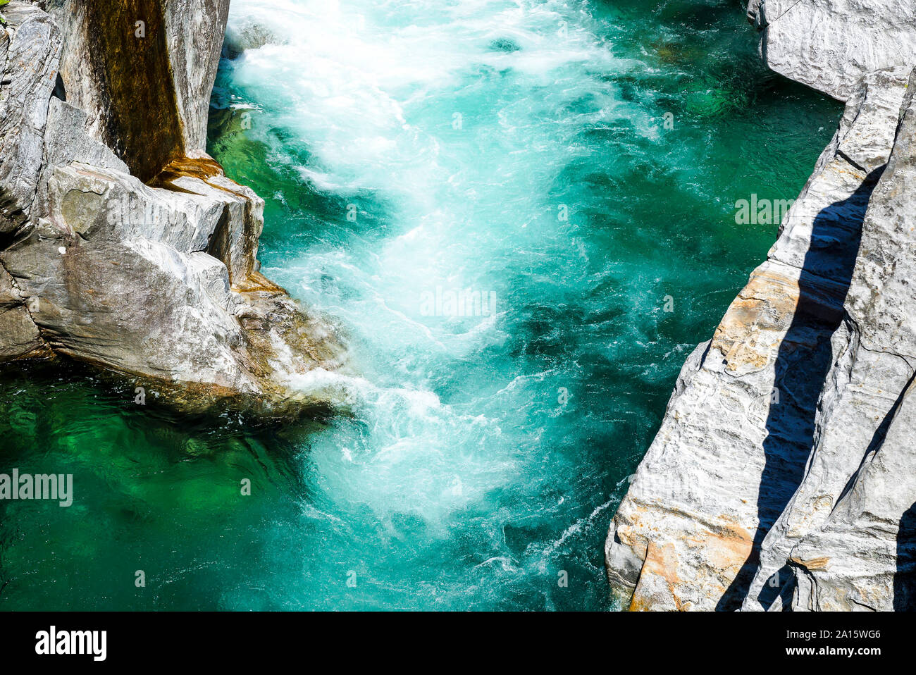Un alto ángulo de visualización de Verzasca río que fluye en medio de formaciones rocosas Foto de stock
