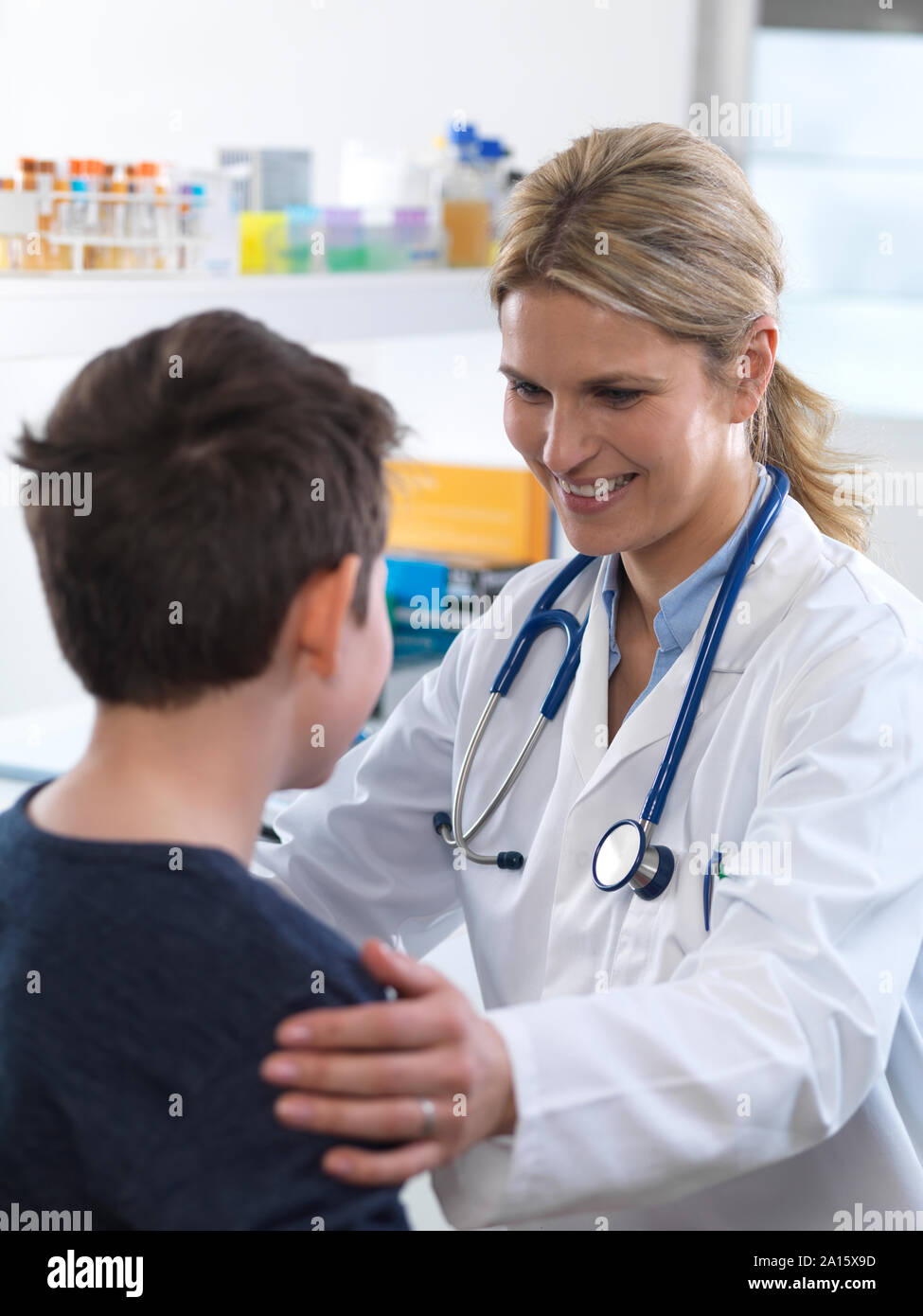 Doctora dando un chico alguna orientación durante una cita en la clínica Foto de stock