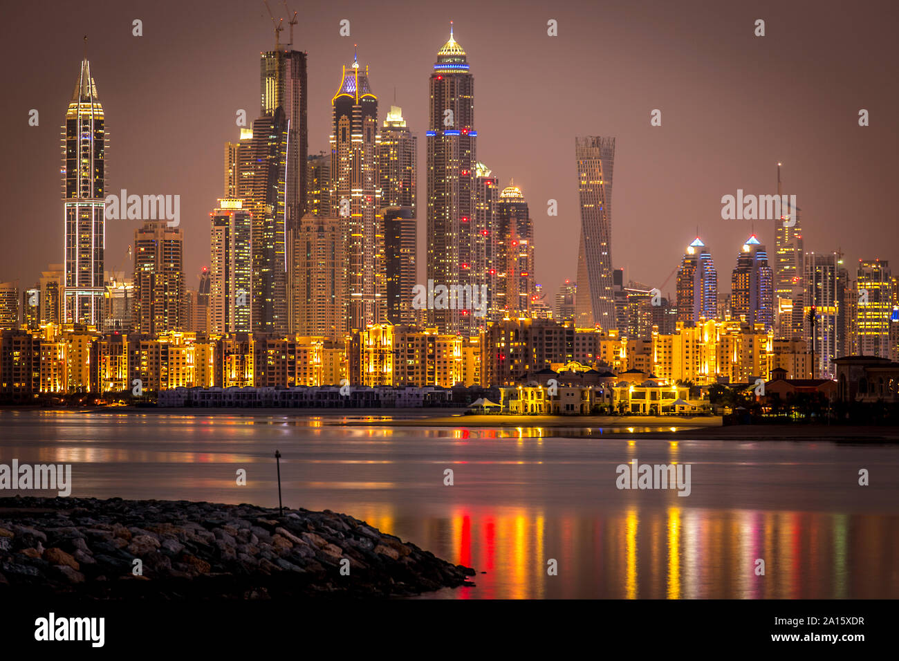 Skyline Dubai Marina en la noche Foto de stock