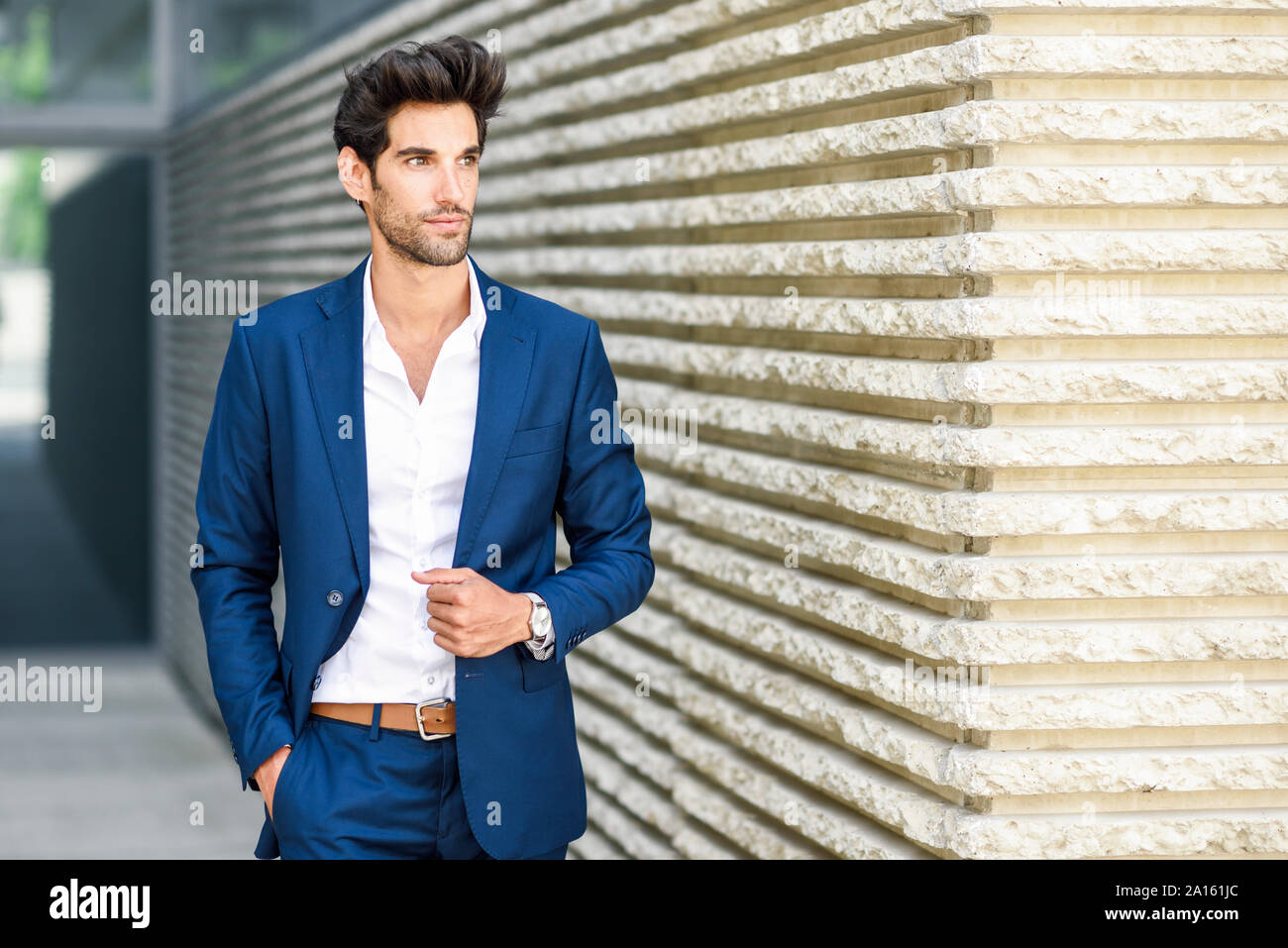Joven hombre vestido con traje azul en el exterior Fotografía de stock -  Alamy