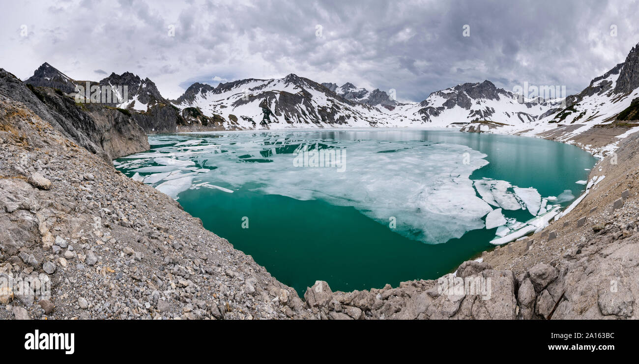 Témpanos de hielo en el lago Luener, Austria Foto de stock