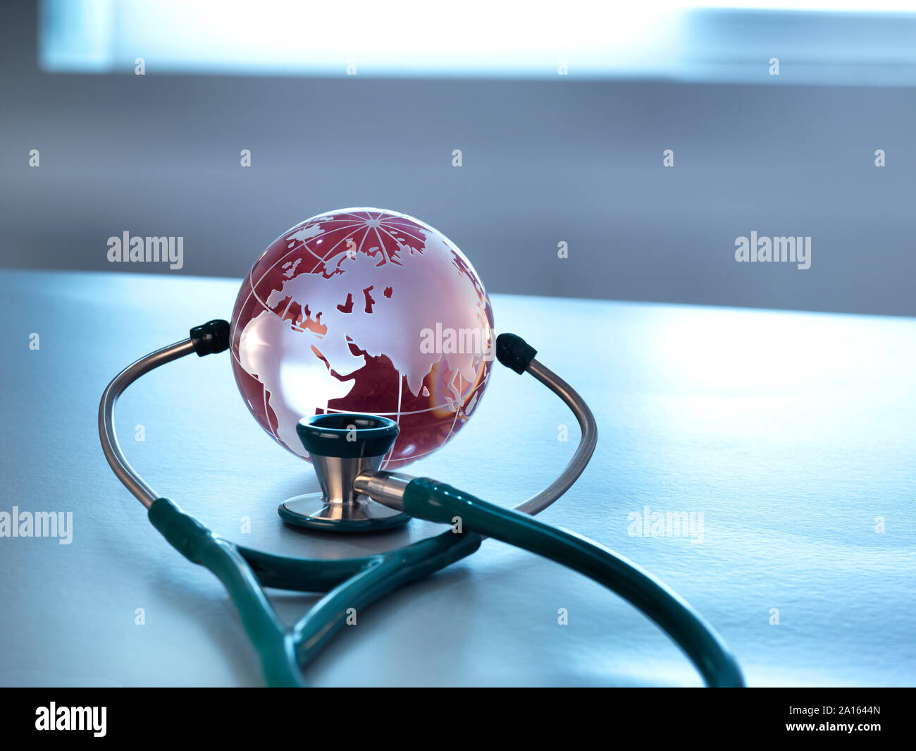 Global Healthcare, un globo de cristal y un estetoscopio Foto de stock