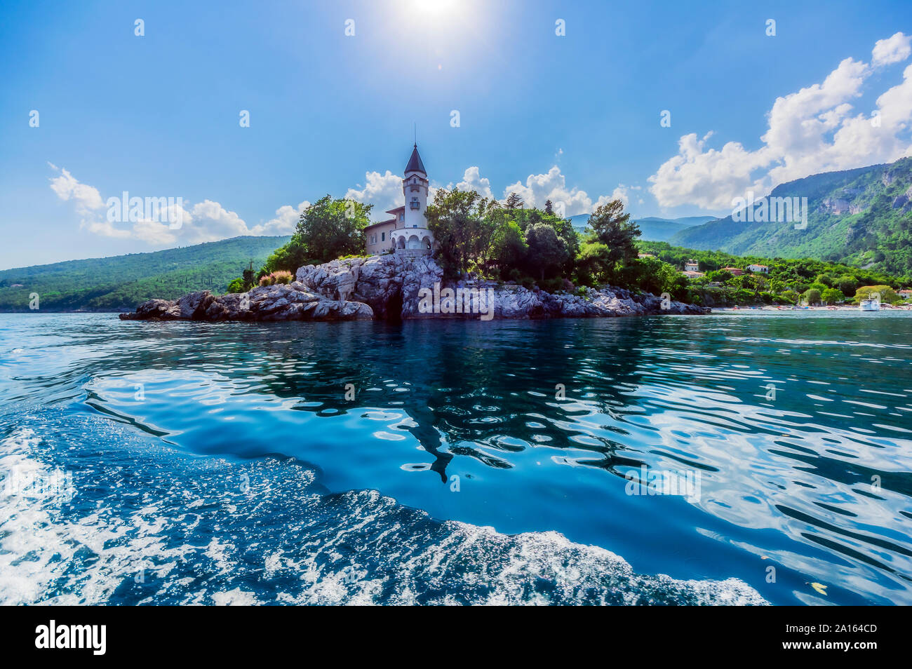 Estructura construida en el mar de la costa de Opatija contra el cielo en día soleado Foto de stock