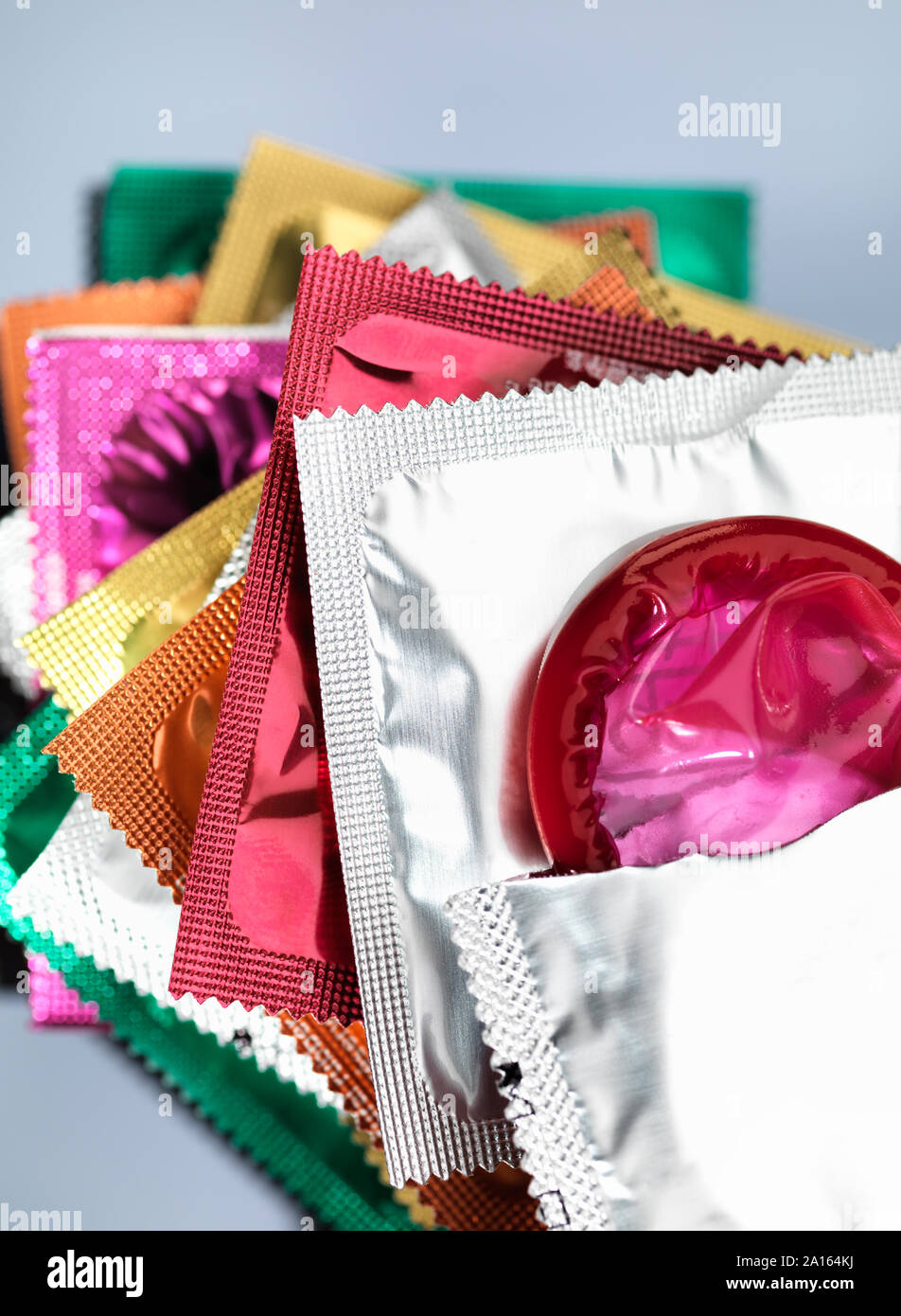 Los anticonceptivos, los condones en paquetes Foto de stock