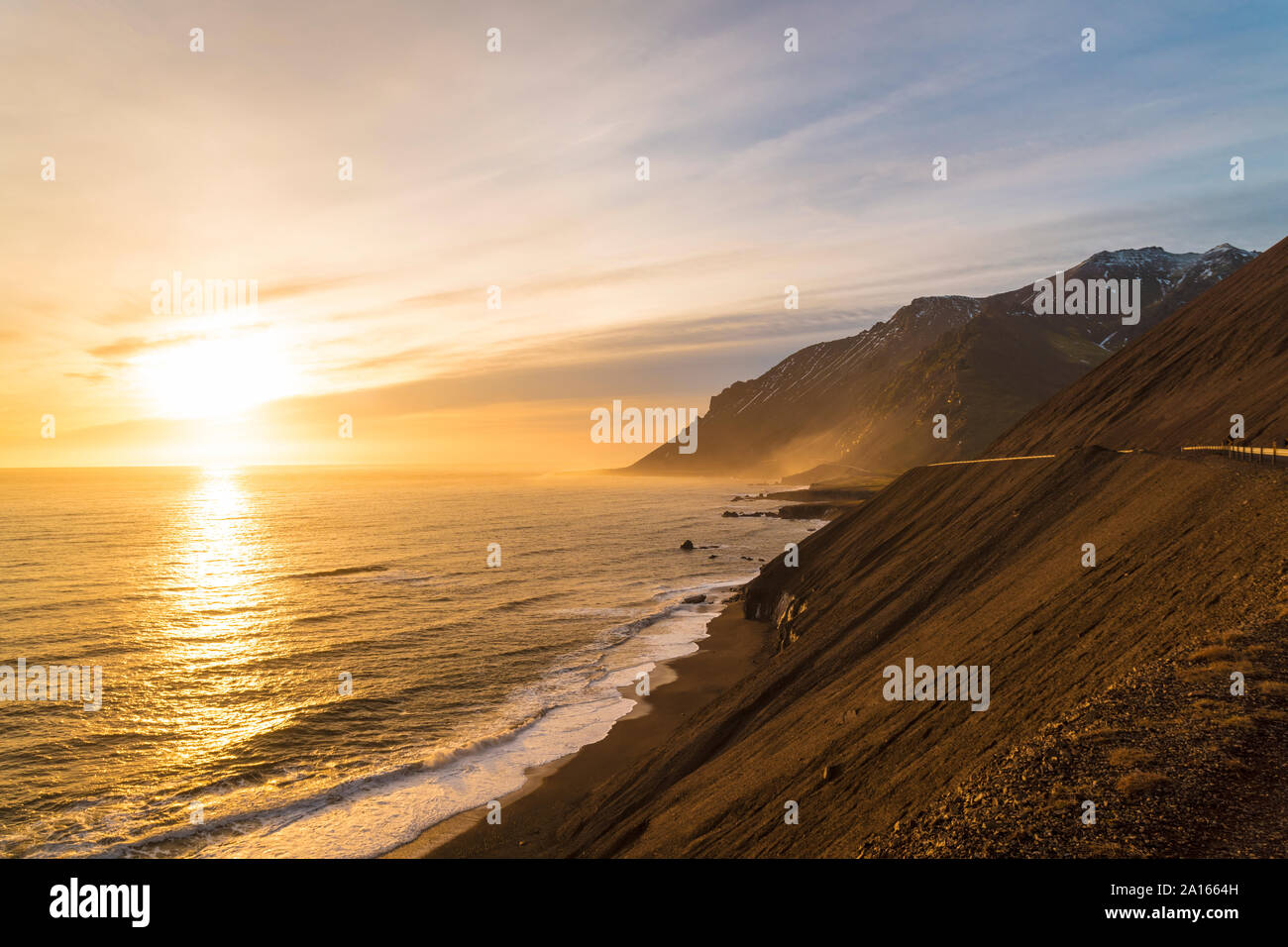 Islandia, Stokksnes, Klifatindur Vestrahorn paisaje, temprano en la mañana Foto de stock