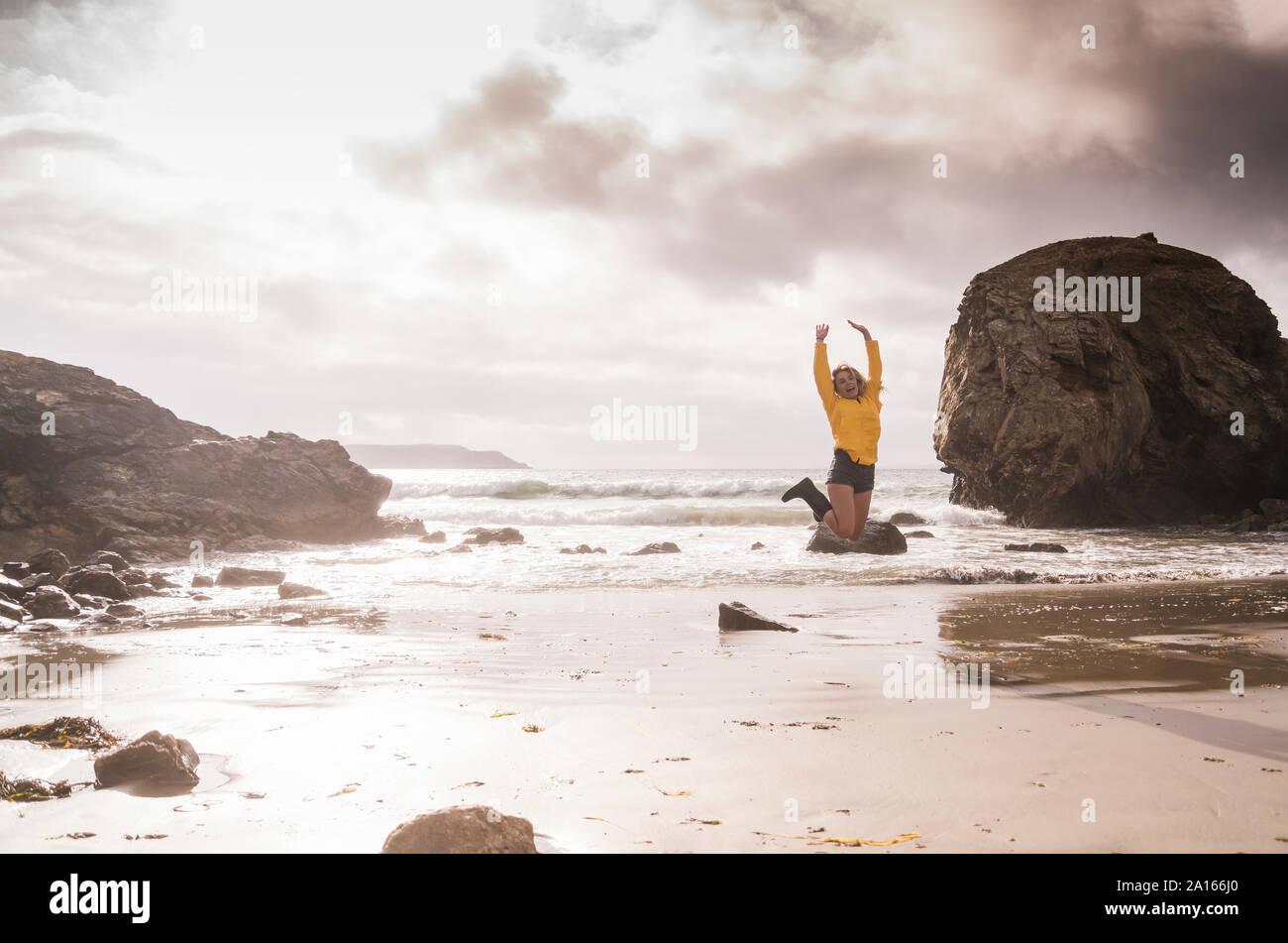 Mujer saltando en la playa. Foto de stock