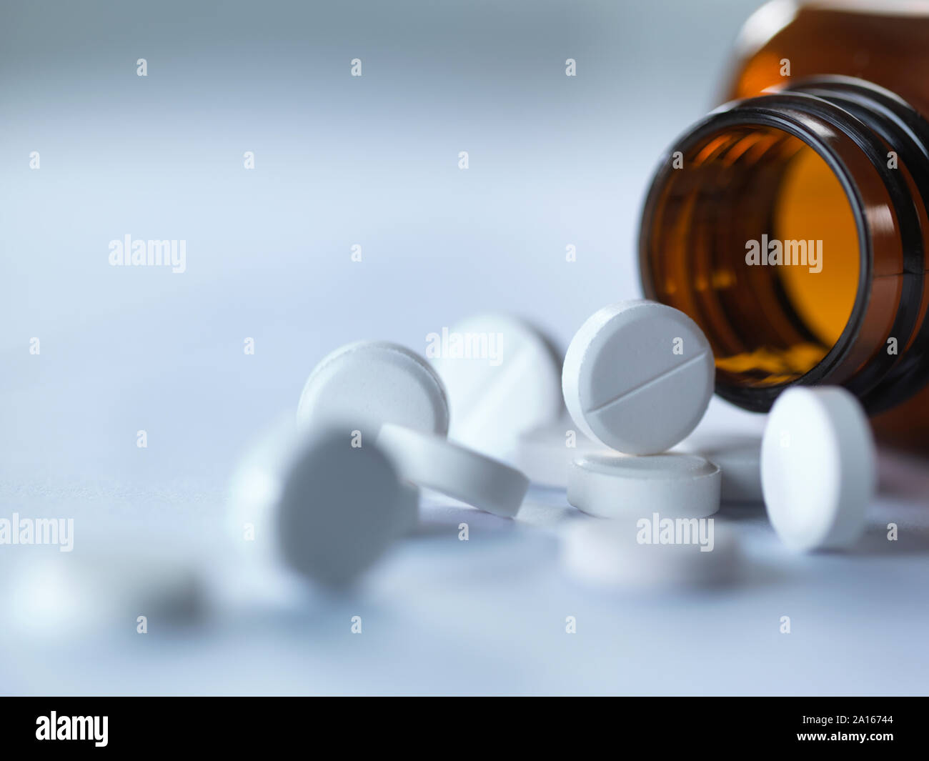 Los analgésicos de prescripción caída de botella. Foto de stock