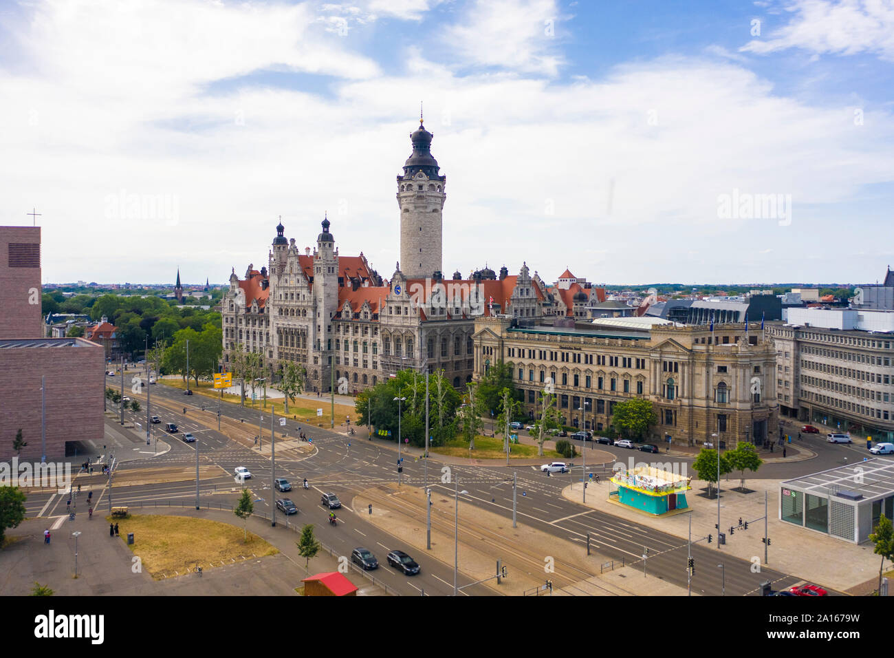 Nuevo Ayuntamiento por carretera en la ciudad de Leipzig contra el cielo Foto de stock