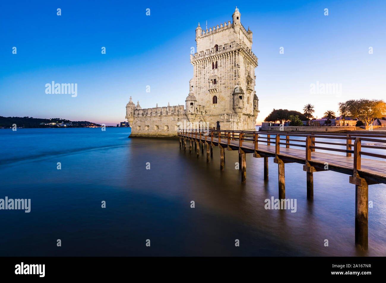 Portugal, Lisboa, la Torre de Belem en el río Tajo al atardecer Foto de stock