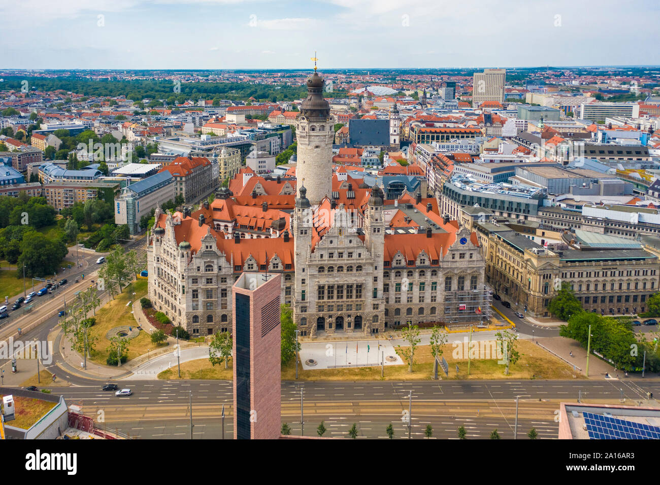 Nuevo Ayuntamiento en Leipzig City contra el cielo Foto de stock