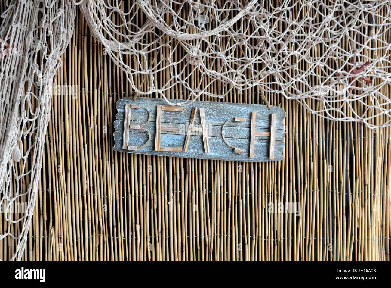 Decoración hecha de Reed, red de pesca y hundidos bienes Fotografía de  stock - Alamy
