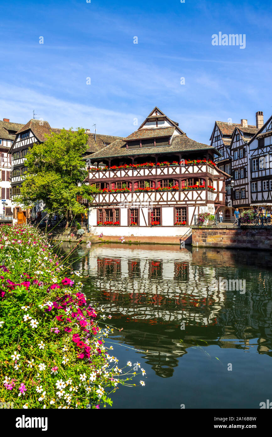 Francia, Estrasburgo, edificios del casco antiguo de la ciudad de Río por mala Foto de stock