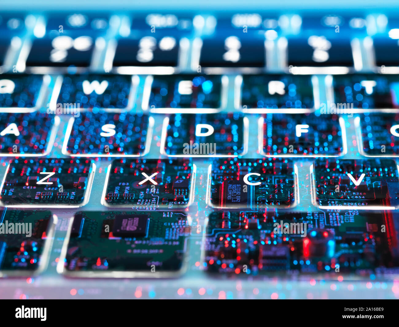 Doble exposición de un ordenador portátil que muestra los componentes  electrónicos debajo del teclado Fotografía de stock - Alamy