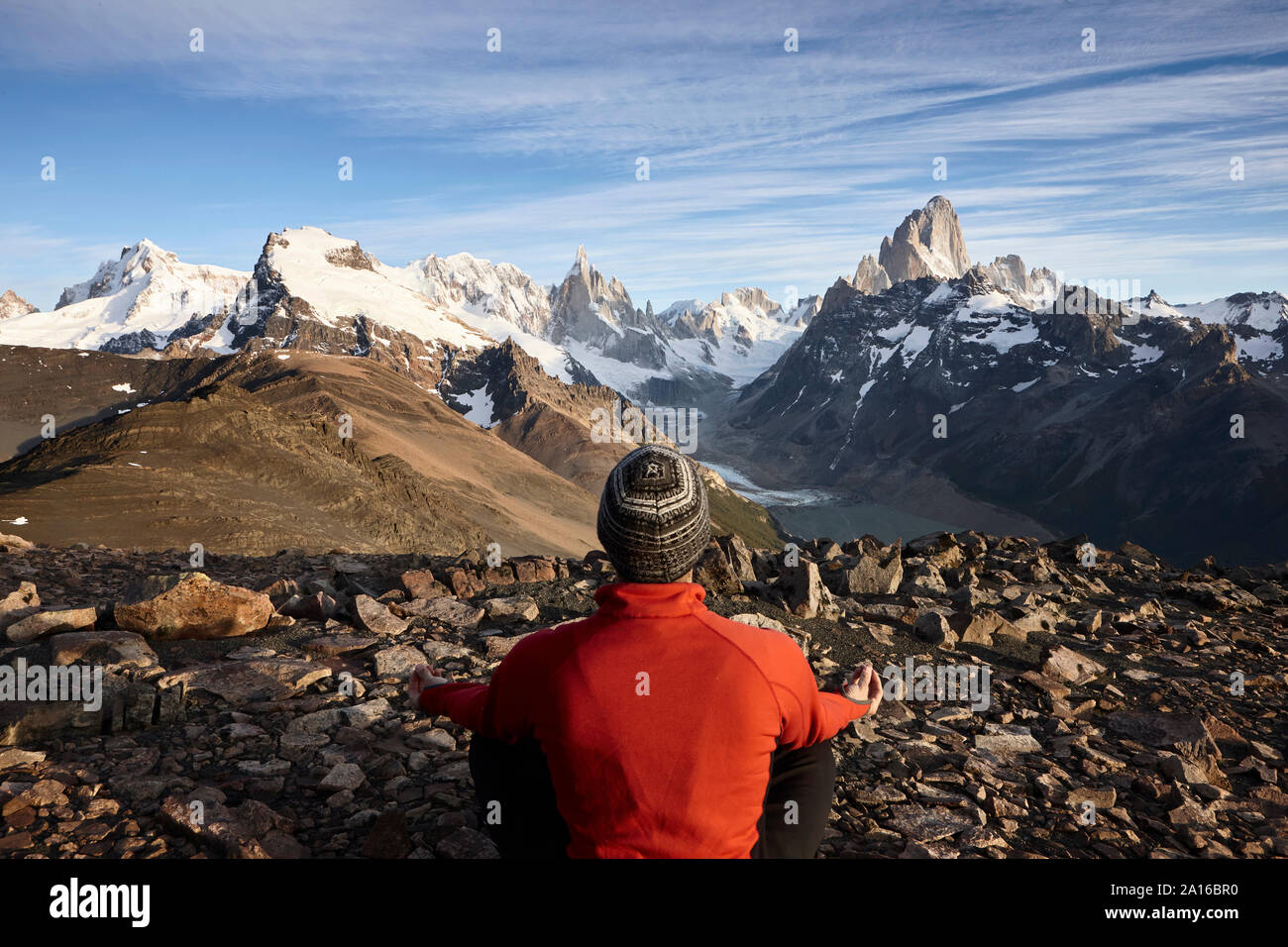 Hombre mirando el Fitz Roy y el Cerro Torre, las montañas del Parque Nacional Los Glaciares, Patagonia, Argentina Foto de stock