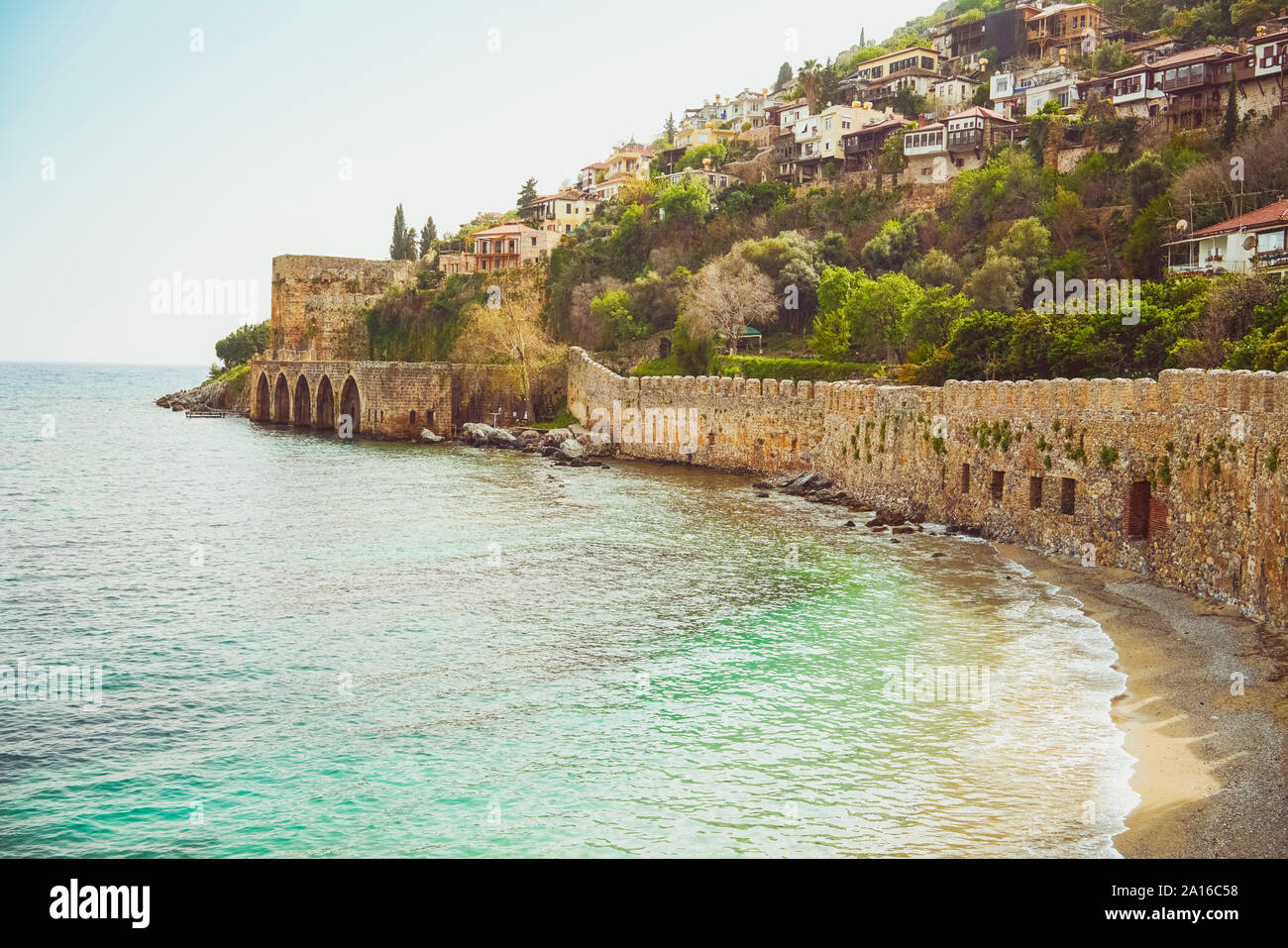 El antiguo astillero y parte de las murallas de la Ciudadela en Alanya, Turquía Foto de stock