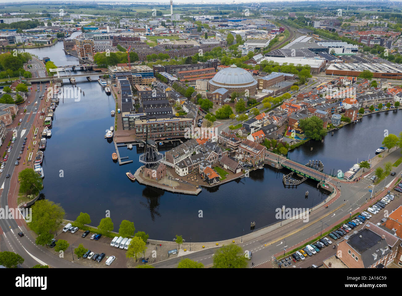 Vista aérea del canal en la ciudad de Haarlem. Foto de stock