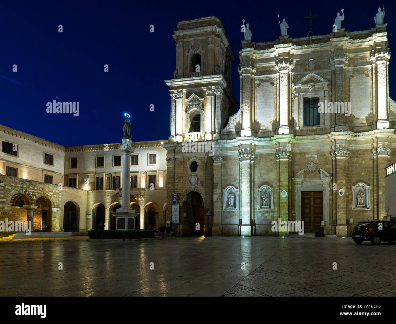 Catedral iluminada en Brindisi contra el azul claro del cielo en la noche Foto de stock