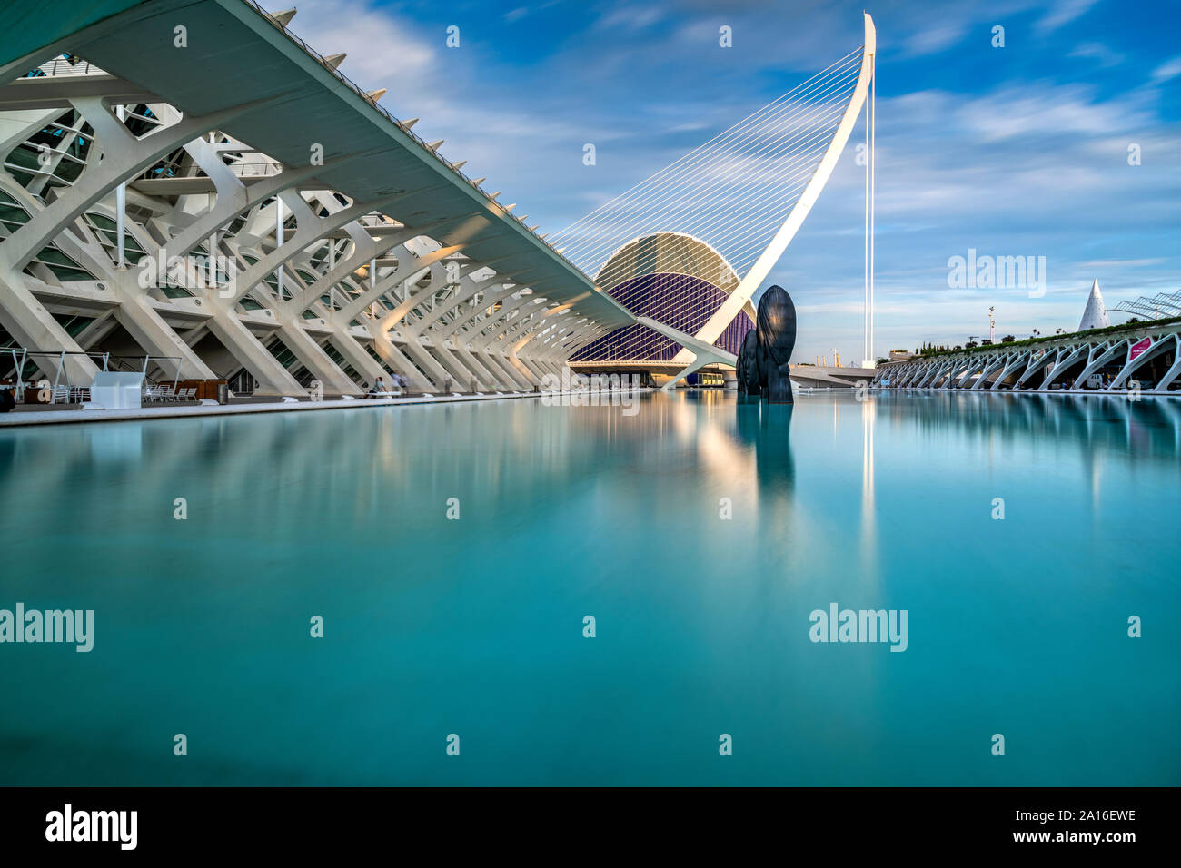 Pont de l'Assaut de l'Or puente suspendido, Ciudad de las Artes y las ciencias o la Ciudad de las Artes y las Ciencias, Valencia, Comunidad Valenciana, España Foto de stock