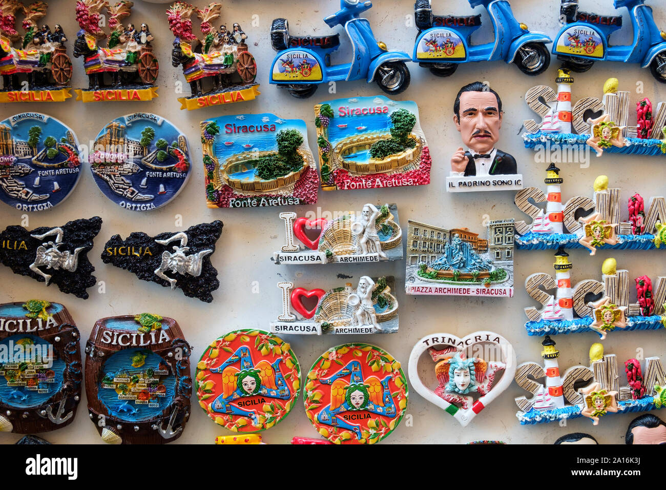 Cerrar imagen de una serie de souvenirs Imanes para Nevera con respecto a  productos sicilianos y cultura Fotografía de stock - Alamy