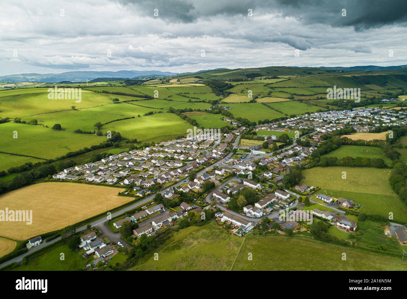 Penrhyncoch village en praderas verdes y ondulantes en las afueras de Aberystwyth, Gales UK Foto de stock