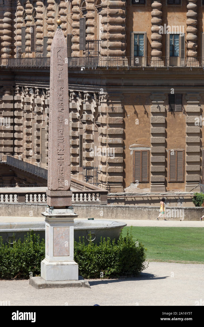 Jardines de Boboli anfiteatro con el Palazzo Pitti y el obelisco egipcio de Luxor/ Piazza de' Pitti, 1, 50125 Firenze FI, Italia Foto de stock